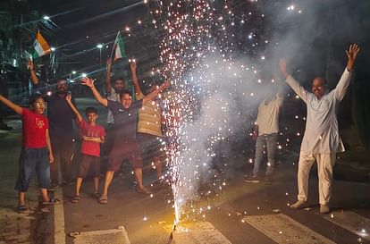 Jhansi News: भारत की जीत पर झूमे क्रिकेट प्रेमी, की आतिशबाजी Cricket lovers celebrate India's victory, fireworks