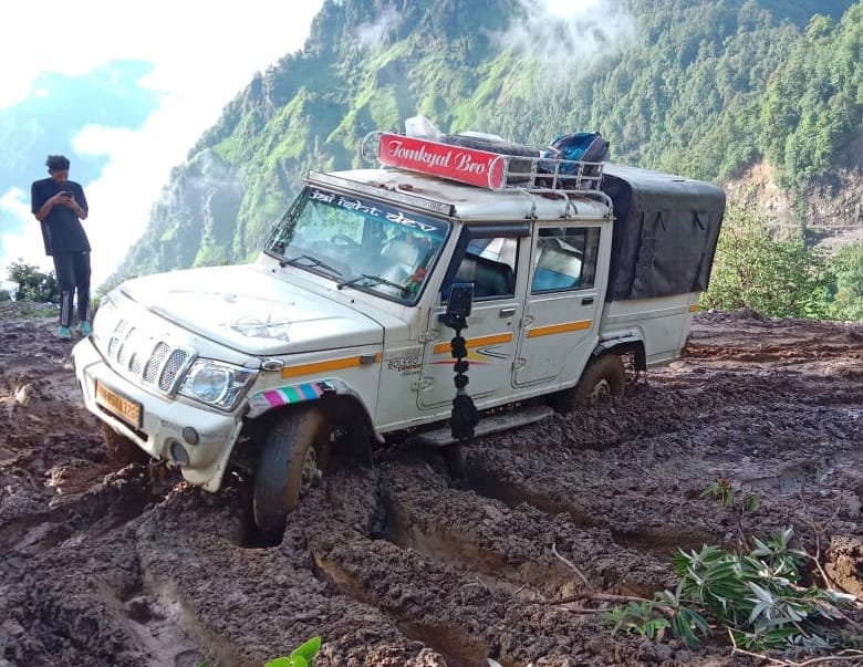 Vehicles getting stuck in mud on Pangarsain-Tomik motor road