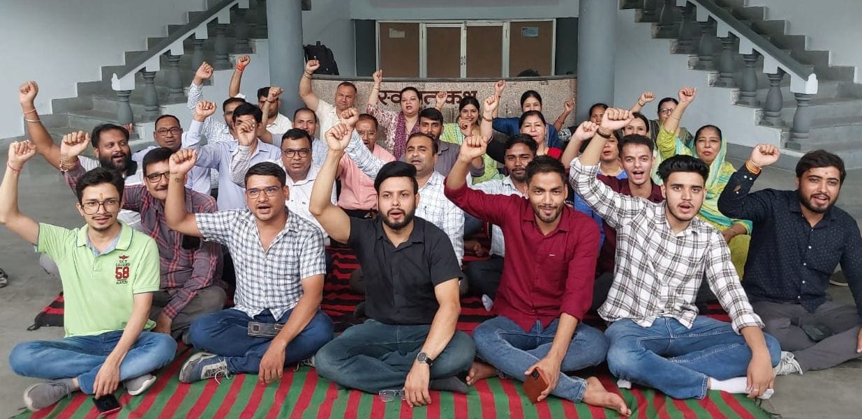 Ministerial employees of the State Tax Department boycotted work