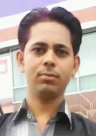 E-rickshaw driver dies after falling from the roof in Mohalla Nekpur