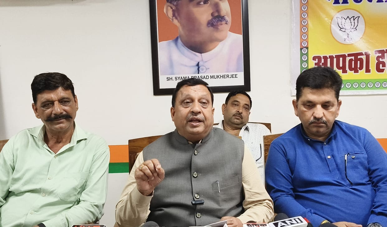 Government should give farmers their rights in retail trade: Kanwar