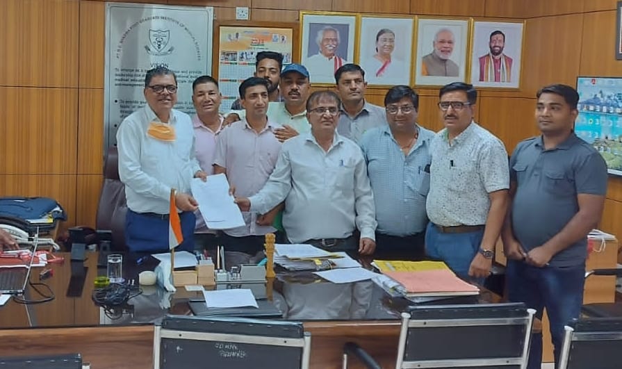Non-teaching employees of PGI raised demand for holding elections