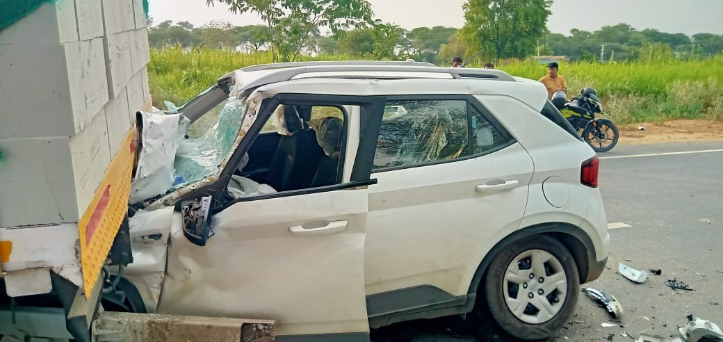 Car rammed under canter near police block, four people from Rajasthan injured