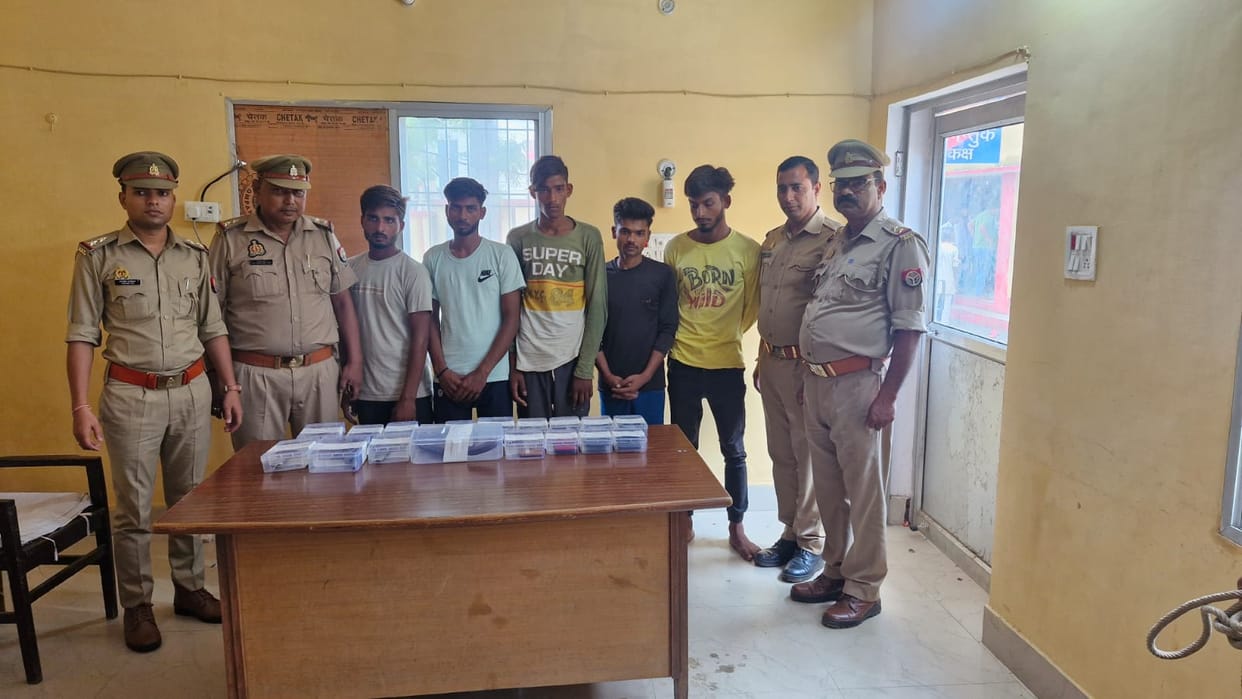 Five robbers arrested, 13 mobiles recovered