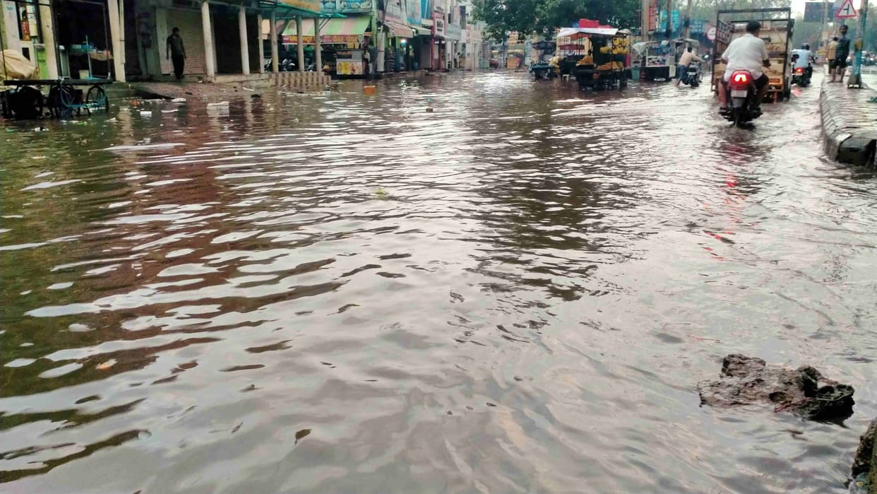 8 mm rain in 45 minutes, roads submerged