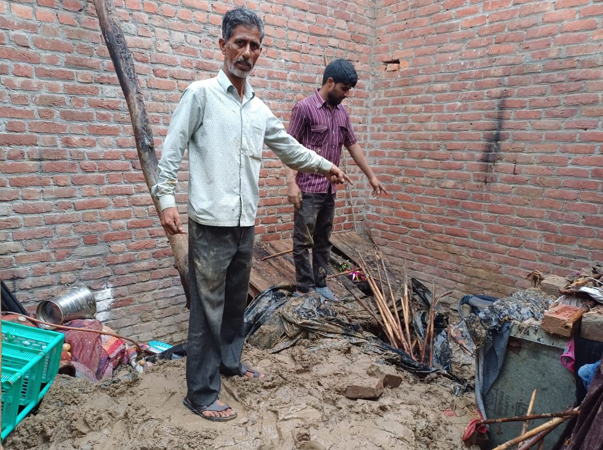 The roof of the house collapsed, a woman died after being buried under the debris, two children were injured