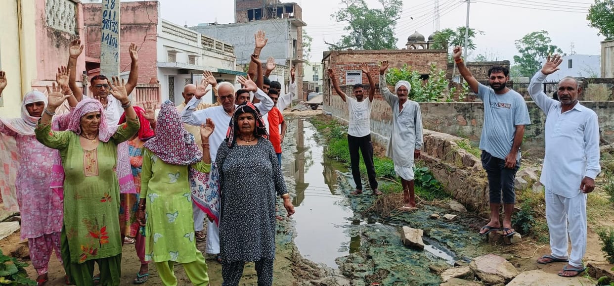 Villagers, upset over the lack of reconstruction of the street, expressed their anger by raising slogans.