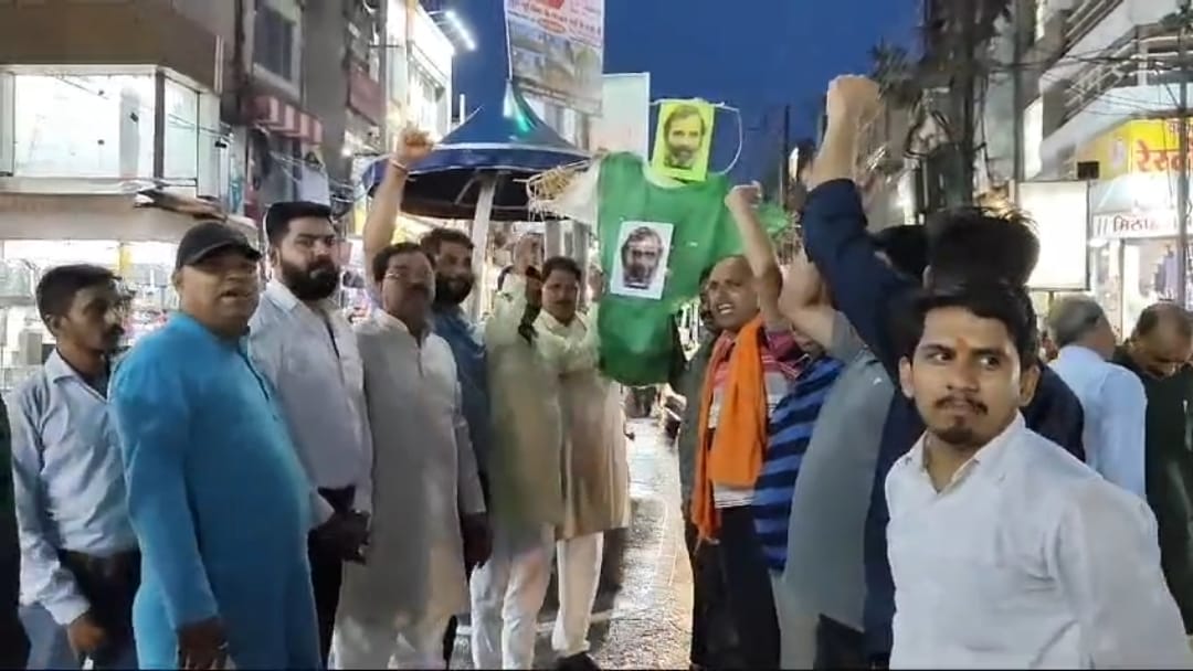 हरे रंग का कपड़ा पहना राहुल गांधी के पुतले को किया आग के हवाले