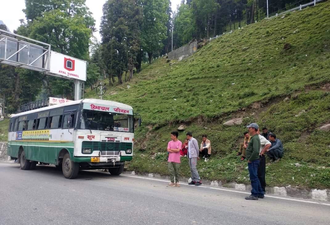 Bus broke down near Dhundi, passengers worried