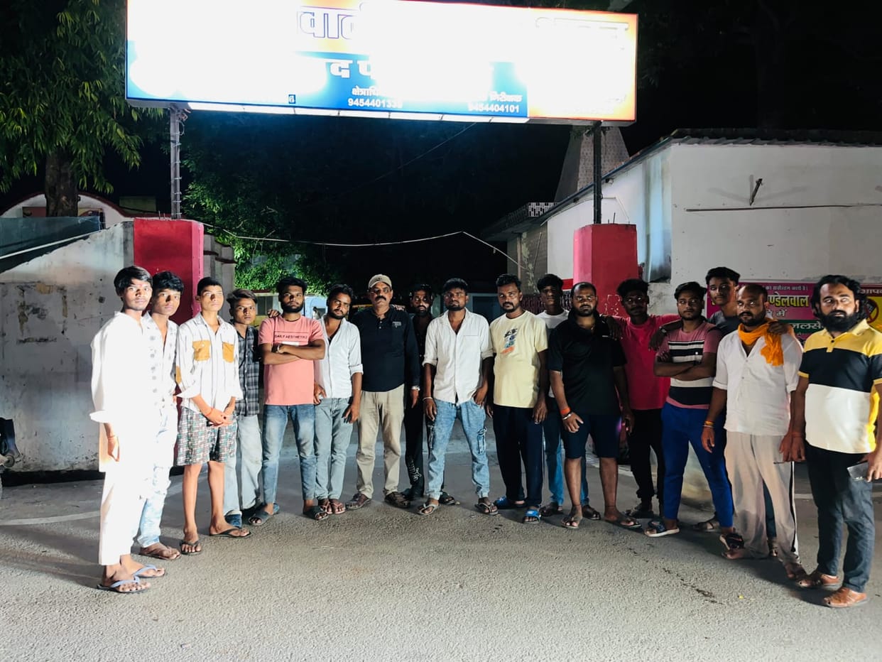 Stones were pelted on Hindu organization workers for stopping a tractor-trolley carrying cattle