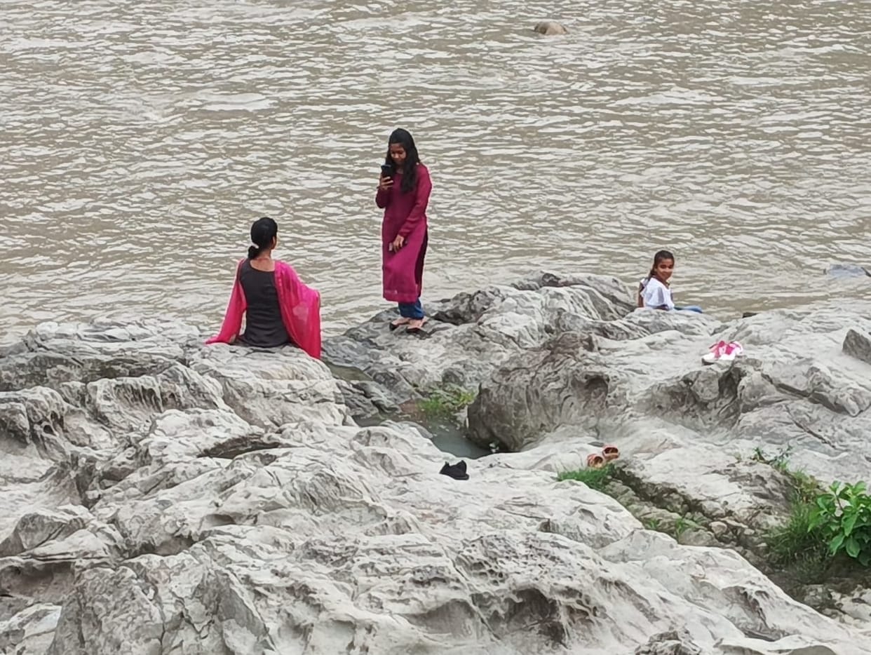 Water level of Beas river increased due to release of water from Larji Dam