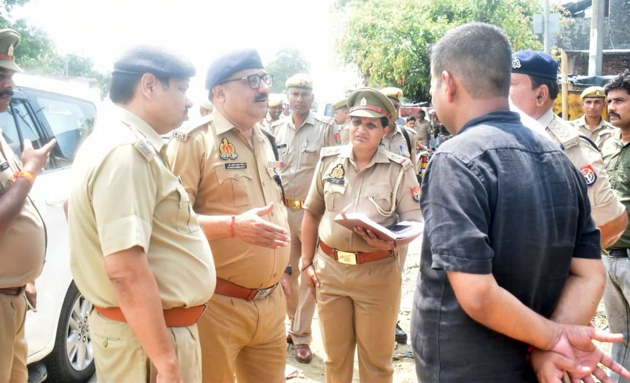 The miscreants fled away in a car with two lakh rupees from the customer service center
