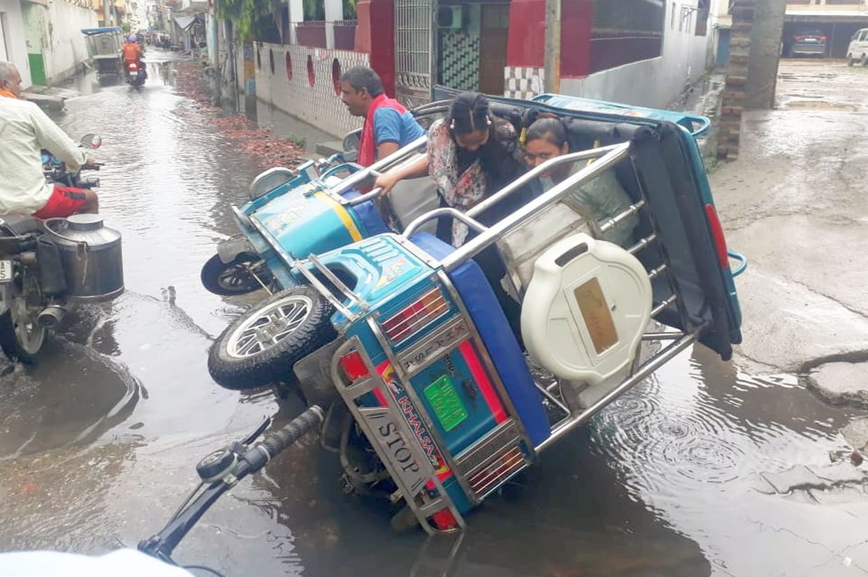 Waterlogging on the road in Madhuvan Colony, e-rickshaw overturned, people protested