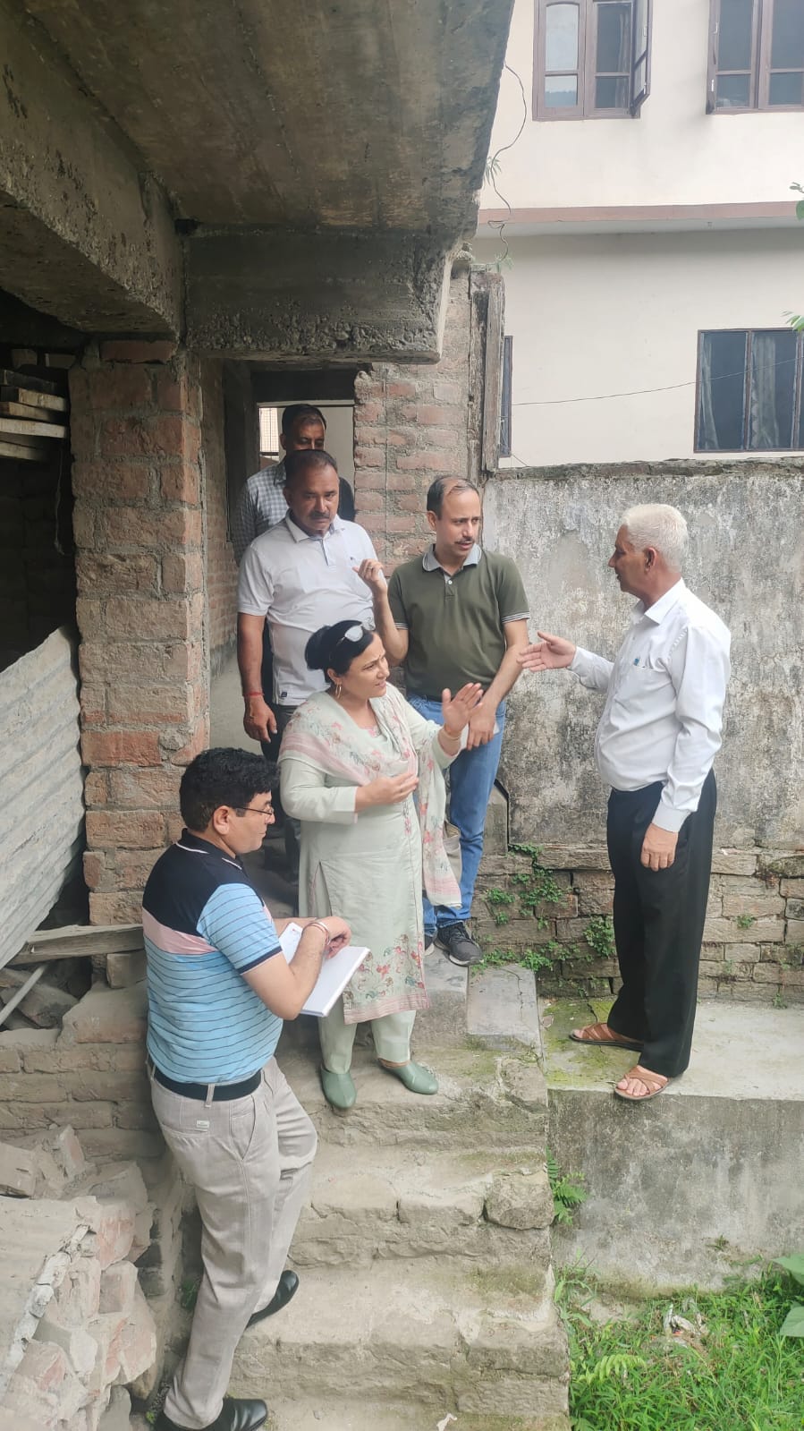 Homes of 25 families in danger due to water leakage in Samkhetar ward