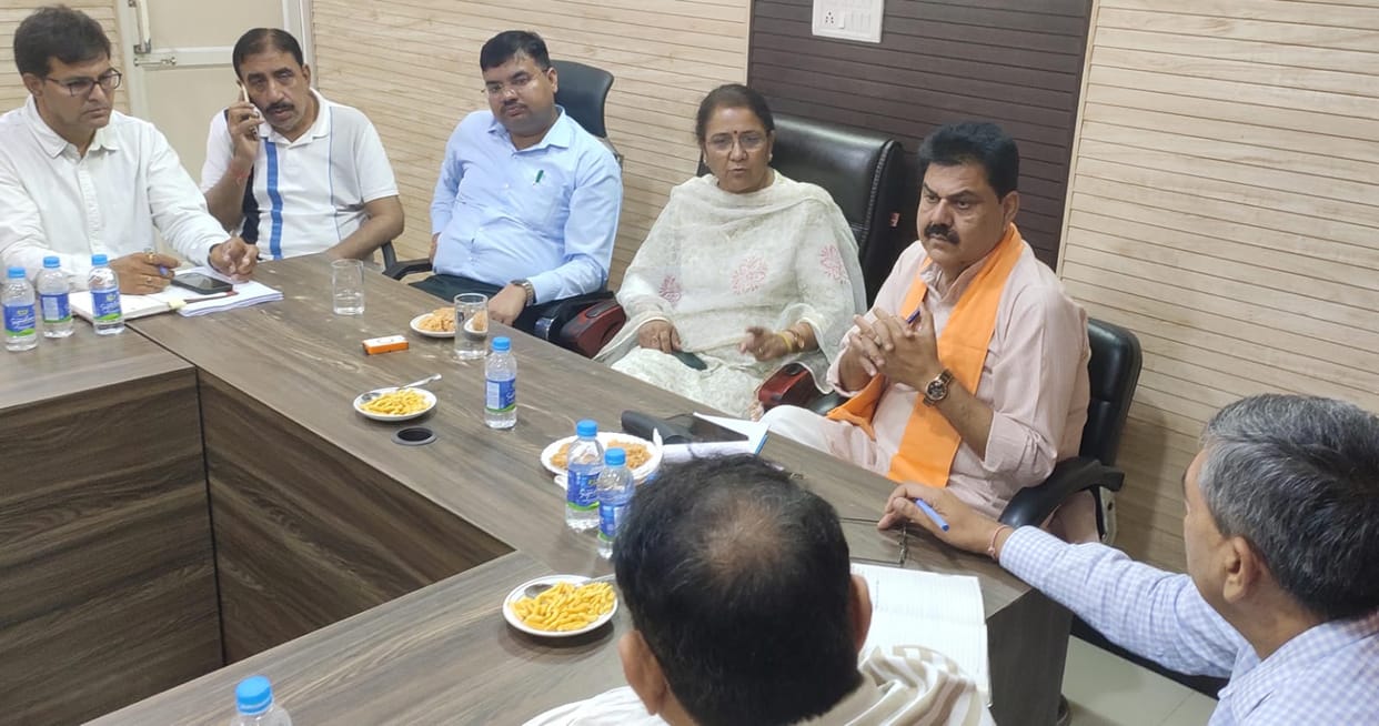 Issue of cleaning of shade drains raised in councilors' meeting, MLA gave instructions to officials