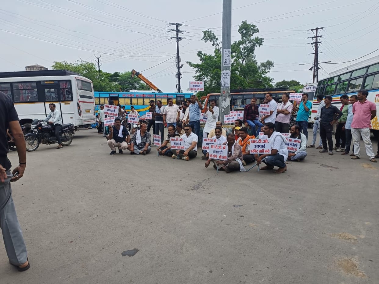 Damoh News Bus operator blocked Sagar-Jabalpur road by parking buses accusing RTO of not issuing permit