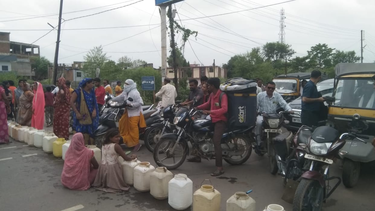 Damoh Water crisis even during rain people Hirdepur Panchayat blocked Damoh-Sagar State Highway