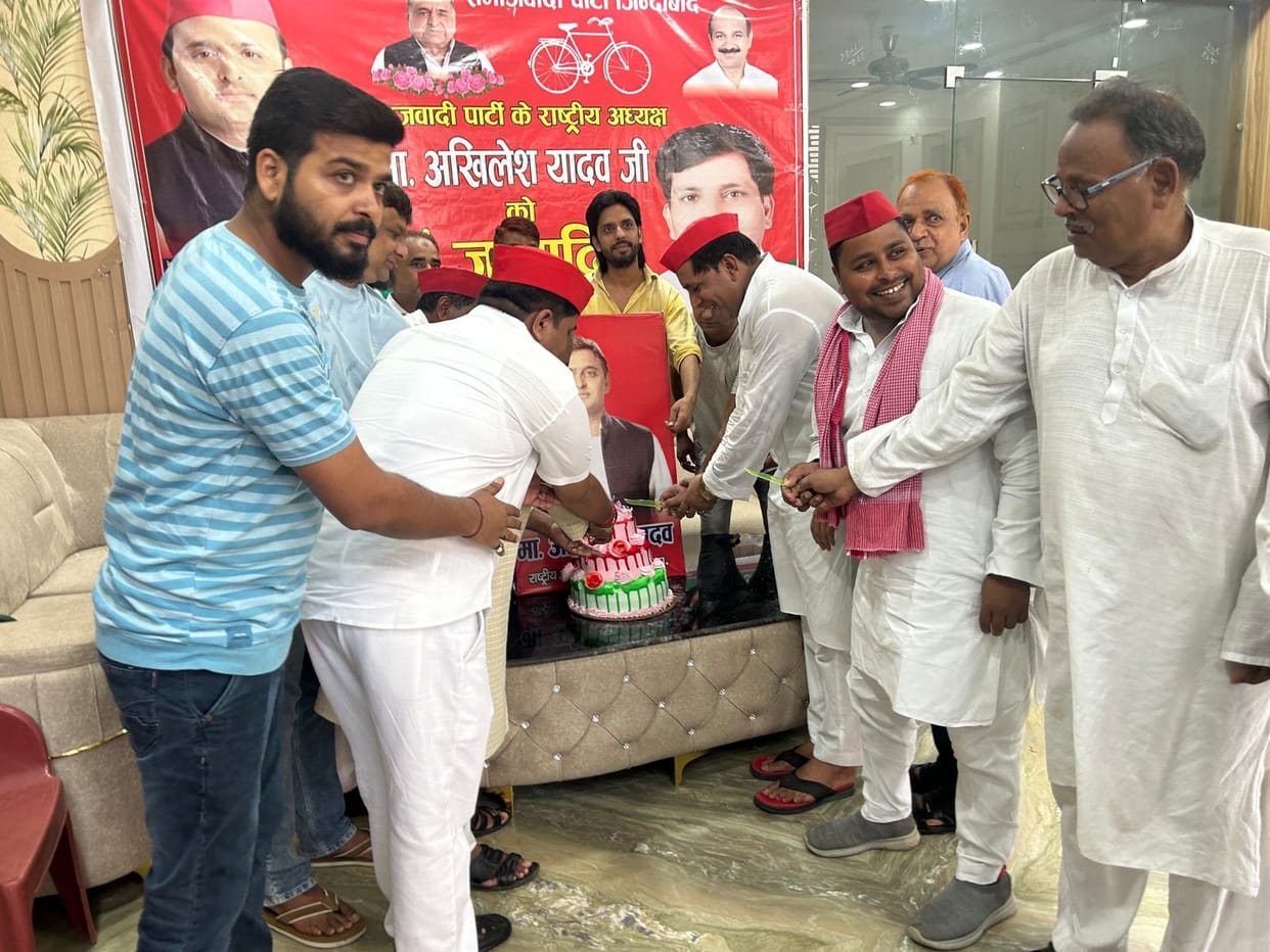 SP workers celebrated Akhilesh Yadav's birthday in the district