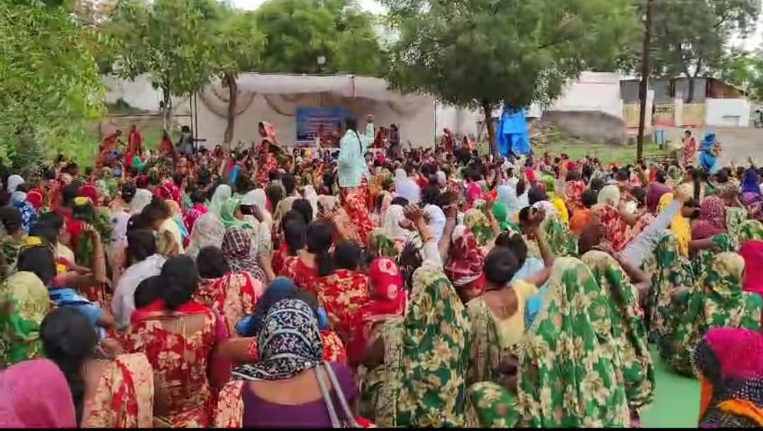 Khargone Anganwadi workers mobilized regarding Sampark App staged sit-in protest and demanded shut down app