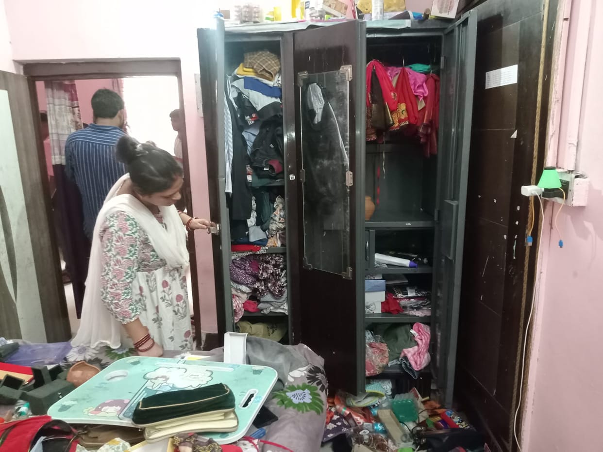 Robbery in the house at knife point, jewelery taken away
