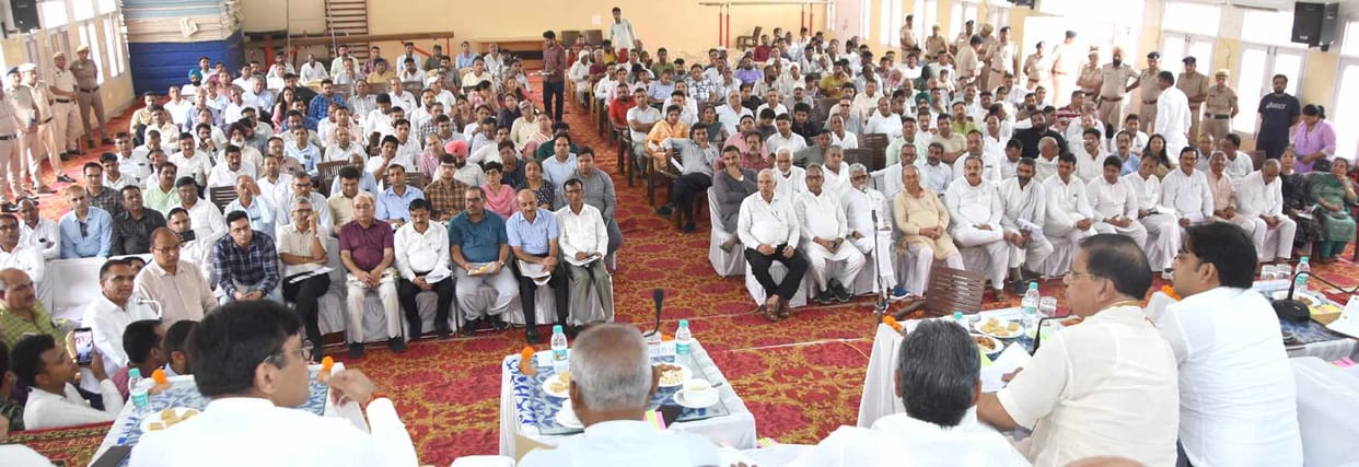 Minister angry over officers' absence gives instructions to Deputy Commissioner to take action