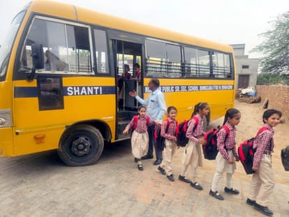 Irregularities in school vans and buses in Lucknow, children are being taken arbitrarily