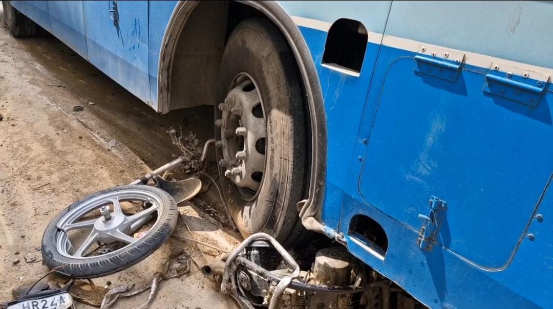 Moradabad: Bike riding Anganwadi assistant dies after being hit by a truck, husband seriously injured