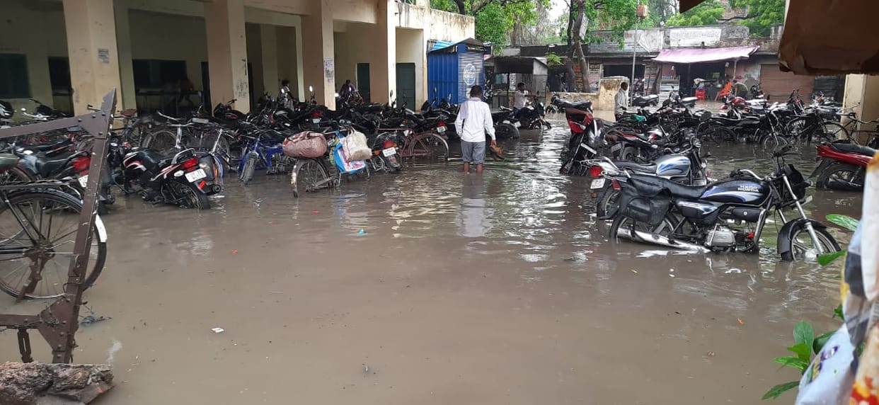 Musafirkhana tehsil complex filled with water due to rain