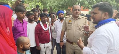 Demonstration at the police station due to non-arrest of the accused