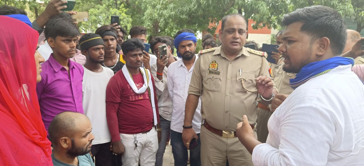 Demonstration at the police station due to non-arrest of the accused