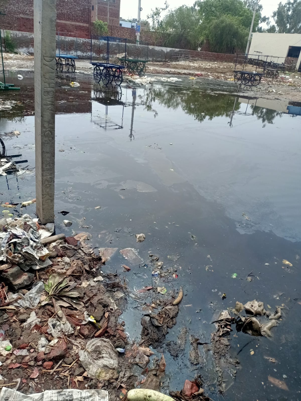 Dirt spread in the vegetable market due to rain and lack of drainage of dirty water.