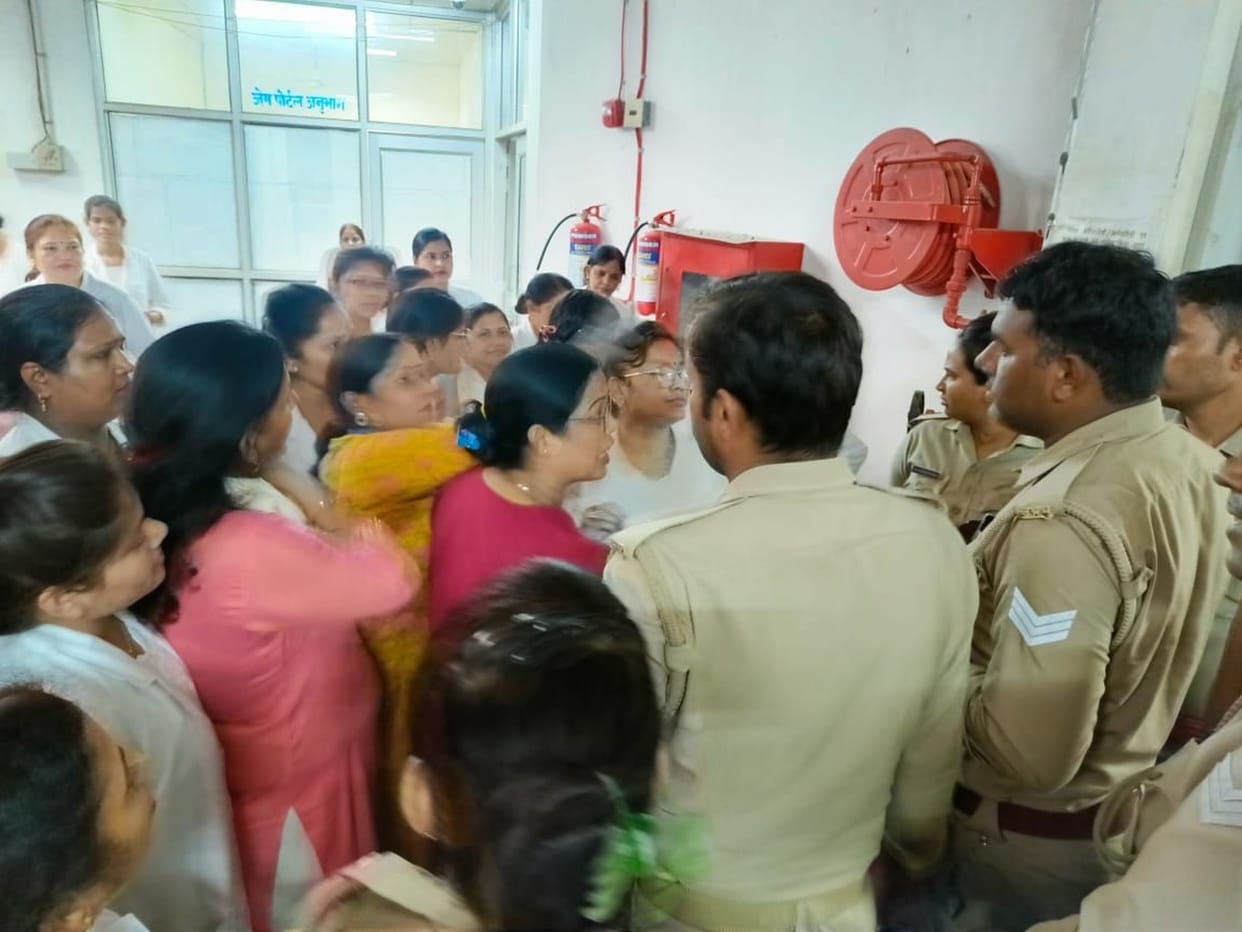 Staff nurses surrounded the principal's room and staged a strike.