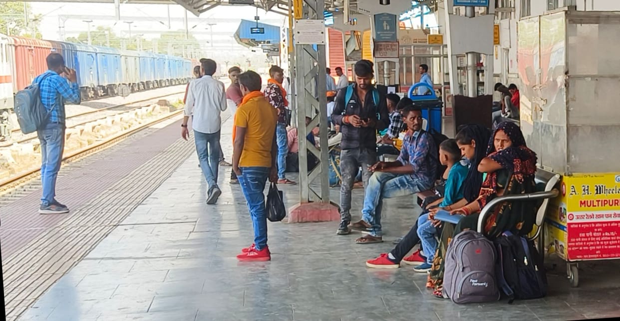 Nauchandi Express stopped for 25 minutes waiting for Ganga Gomti