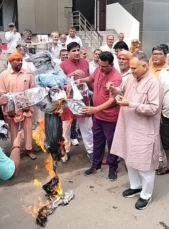 BJP workers burnt the effigy of opposition leader Rahul Gandhi