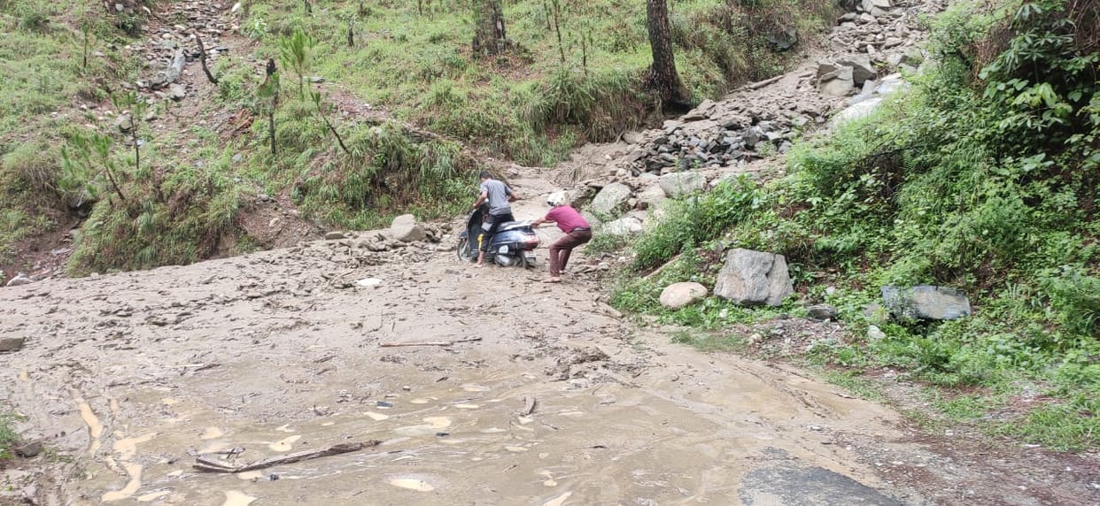 Chamoli Rainfall: Two roads remained closed for 12 hours, more than 30 vehicles remained stranded