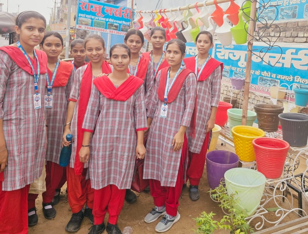 Girl students understood the process of making compost from wet waste