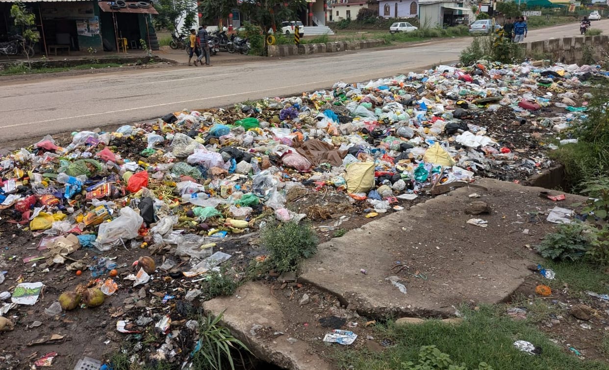 Garbage piled up at Jhidiwala bus stand, people worried