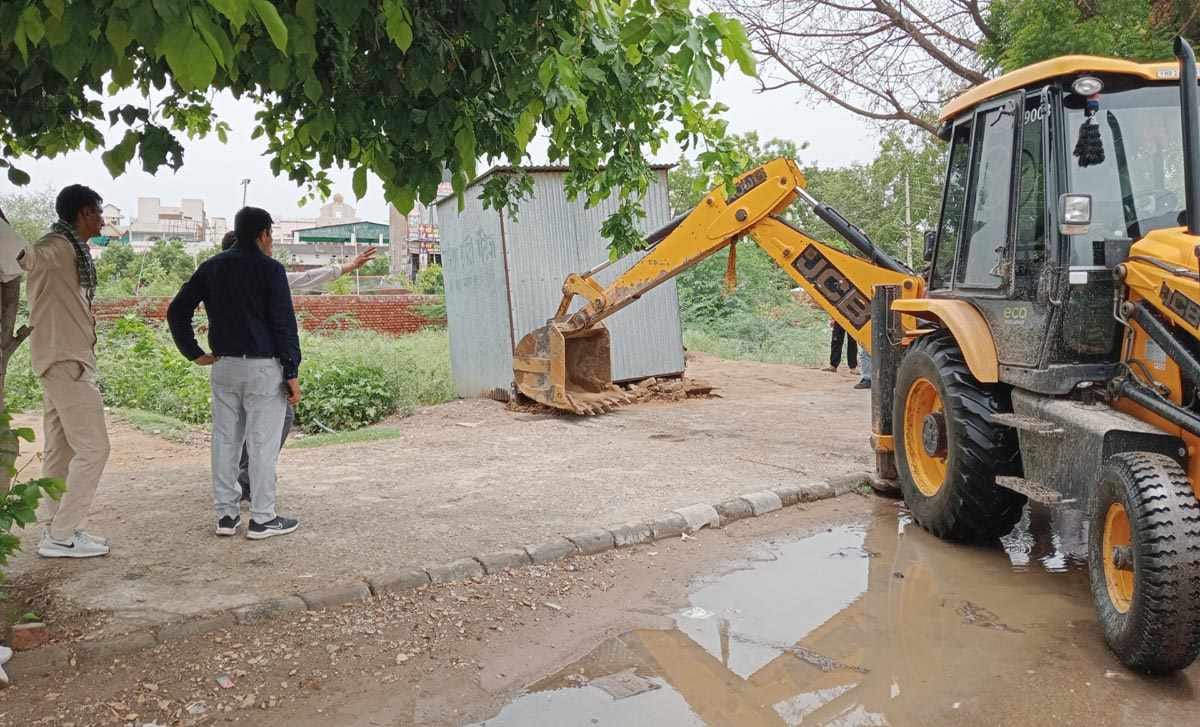Officer returned after completing the task of removing encroachment