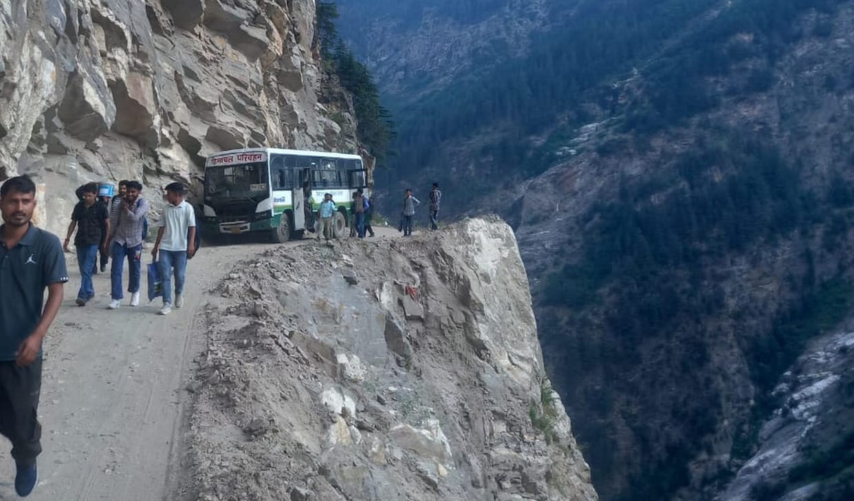 The bus carrying 35 passengers broke down in the middle of the road