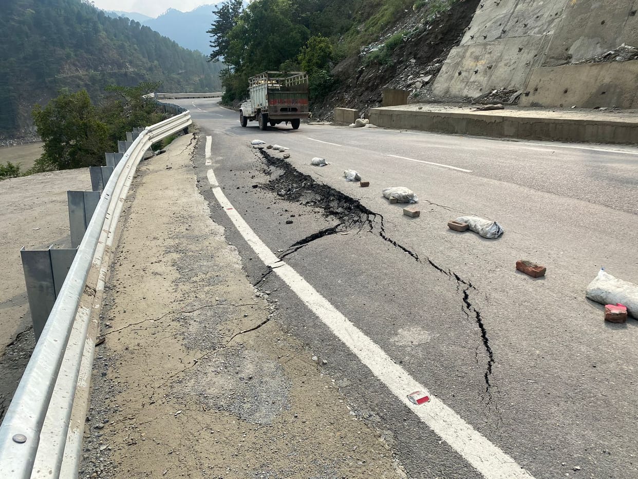 First rain of monsoon became a disaster, Pandoh Dam and NH started sinking in four miles
