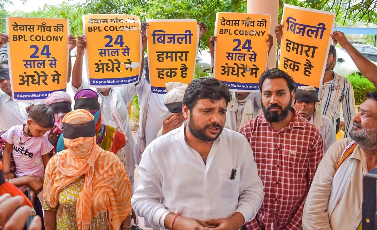 There was no electricity in 30 houses for 23 years, they demonstrated by tying black bands over their eyes.