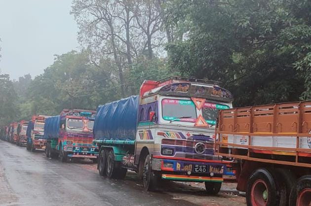 Traffic remained closed for several hours due to falling of tree on Gauriphanta road