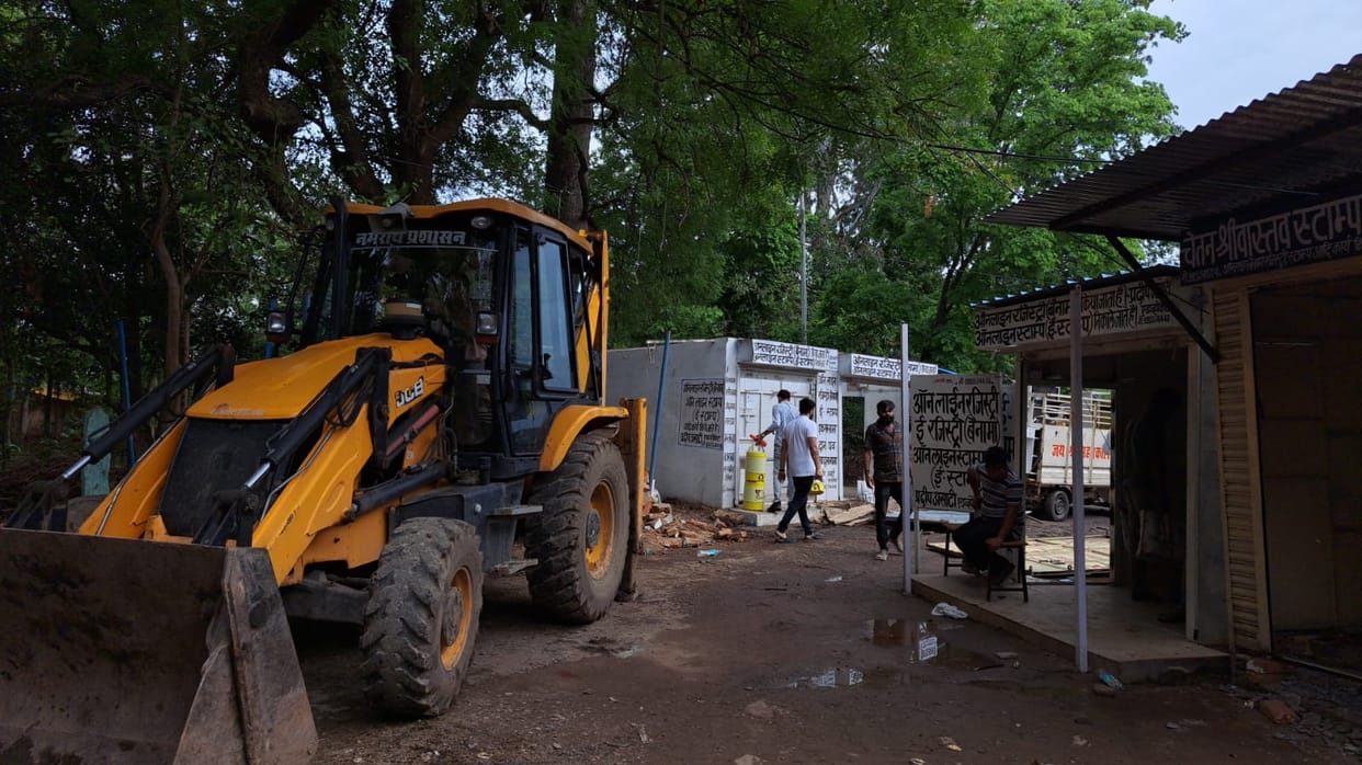 Administration's bulldozer moved inside the old collectorate, illegal encroachment was removed.