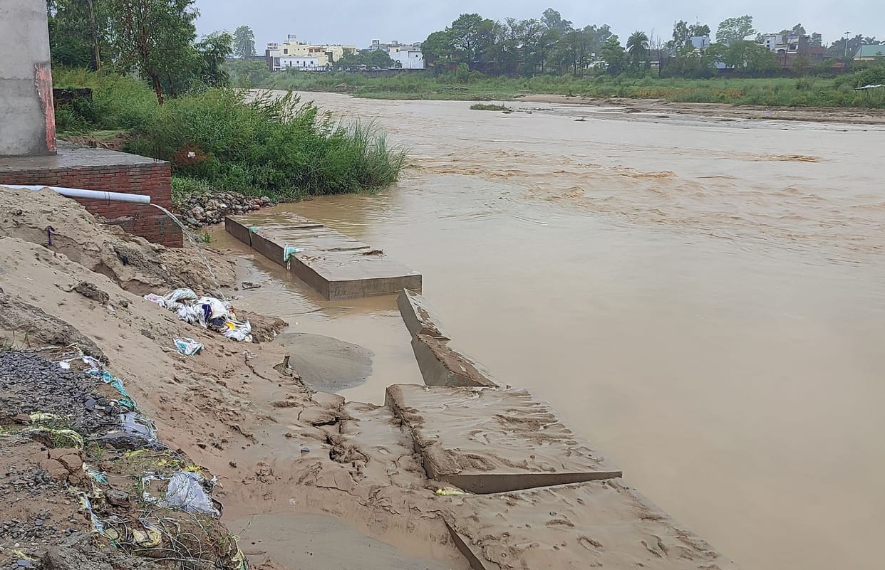 The pitching of Dhela river bank could not withstand the first flow, two blocks slipped into the river, people started worrying