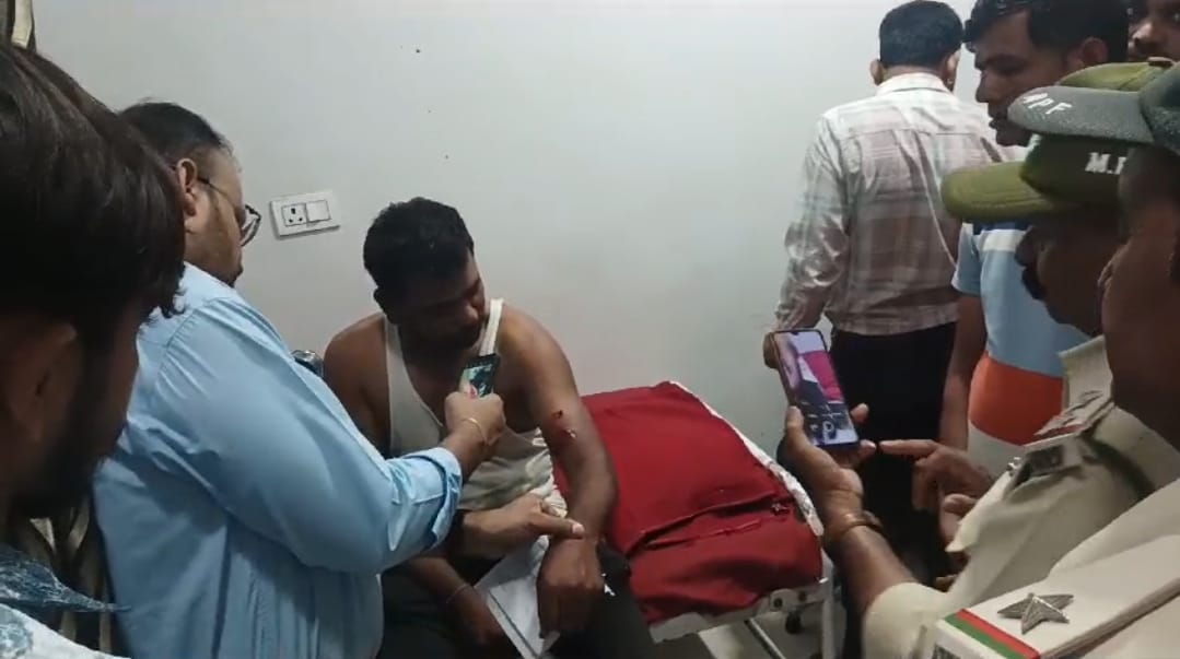 A leopard attacked a farmer working in the field, the farmer also struggled strongly to save his life
