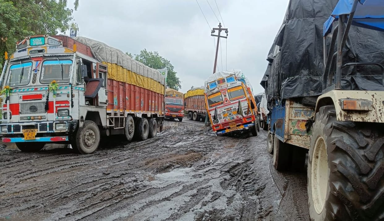 Truck stuck in pit near railway siding, jam in Roza