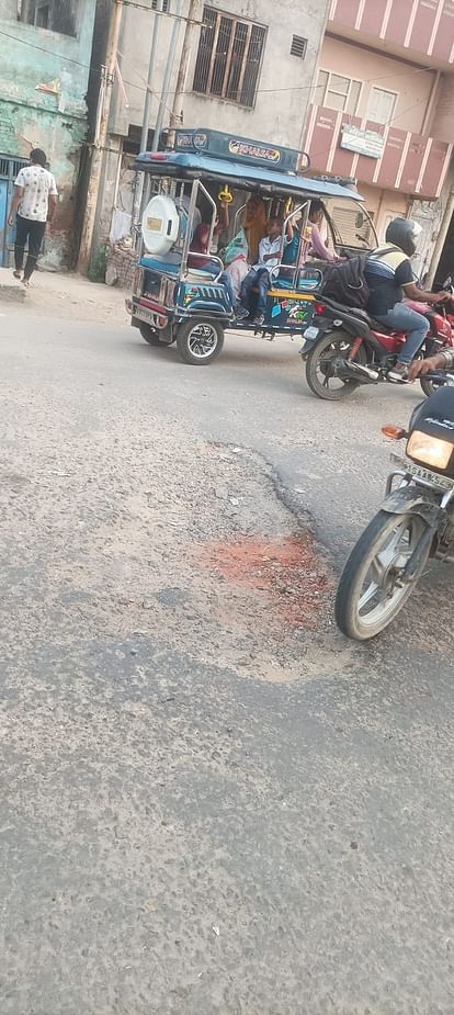 Fear Of Accident Due To Potholes On The Road Near The Railway Crossing – Noida News