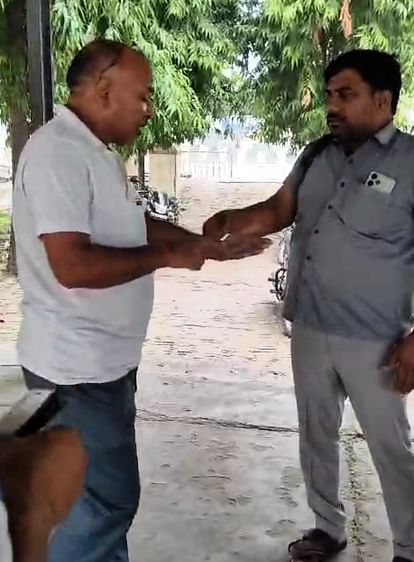 Video Of Conductor Quarreling With Enquiry Clerk Goes Viral – Noida News