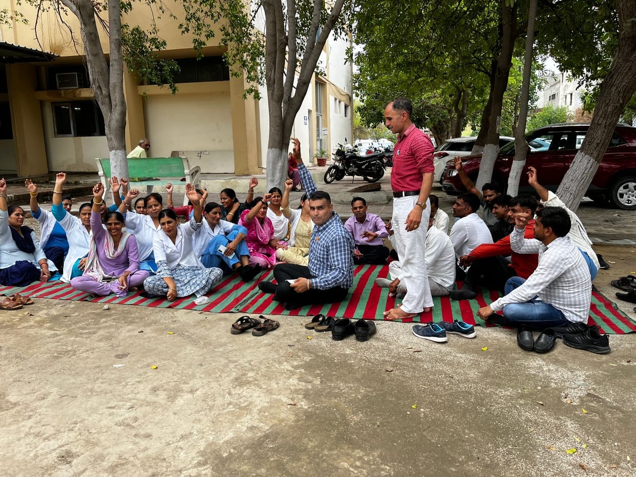 NHM workers suspended work for one hour