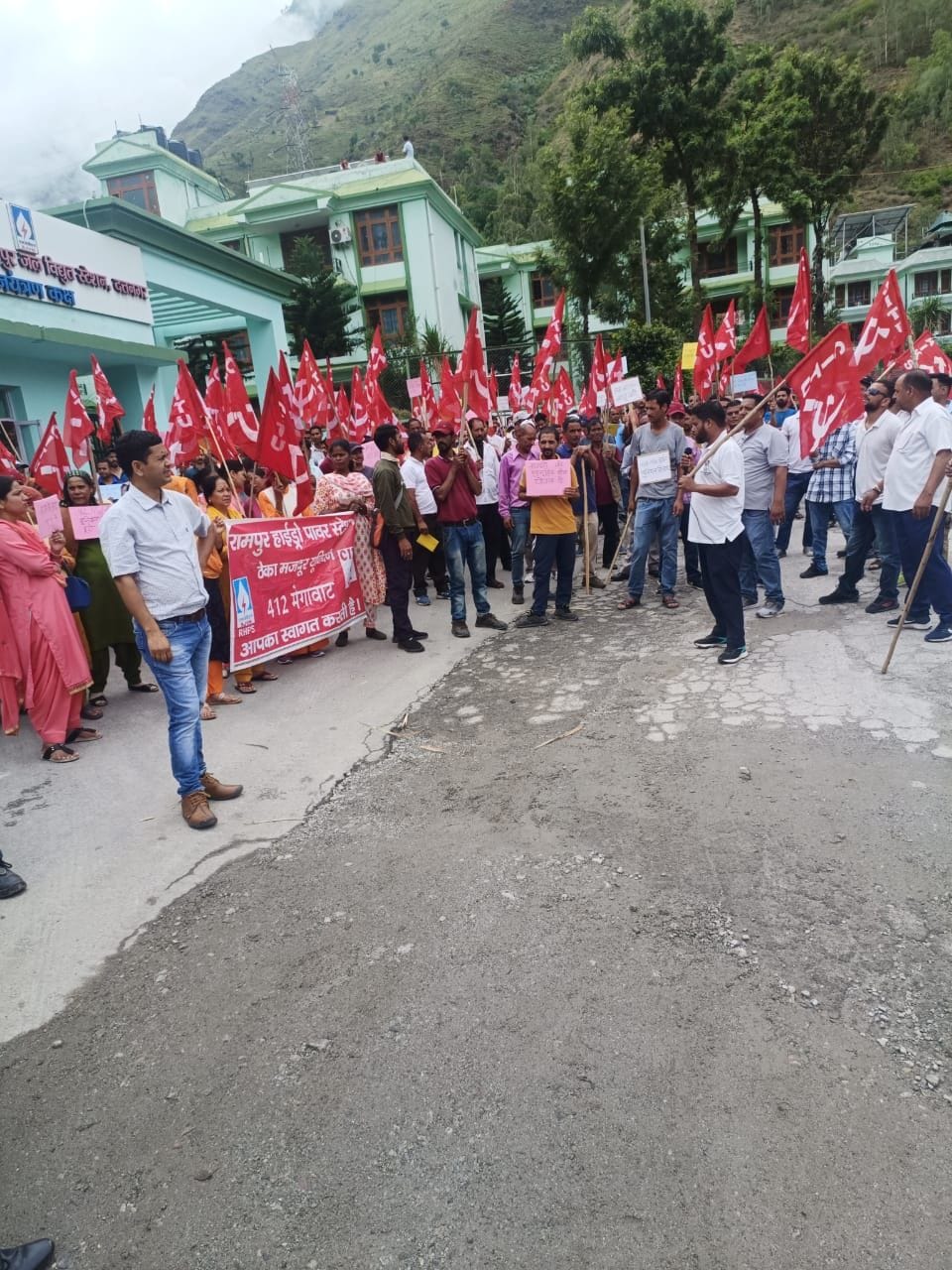 Rampur project workers open front against management